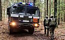 Policjanci zabezpieczają niewybuchy znalezione w lesie pod Iławą